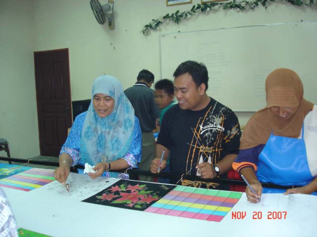 Sebahagian peserta bengkel bimbingan seni batik di Juru 19-23 Nov. 2007.